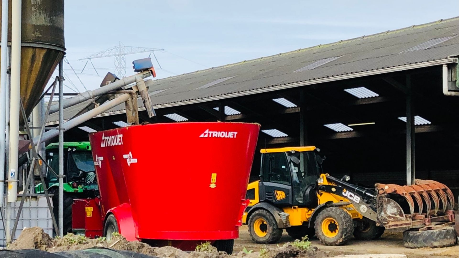 laden van een voermengwagen met loader