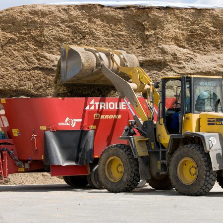 Laden voermengwagen met loader